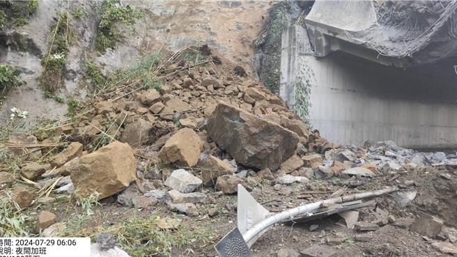 嘉义县阿里山乡台18线、70.2K明隧道今(29日)清晨5点40分传出遭巨大落石砸毁，交通中断。（读者提供／吕妍庭嘉义传真）