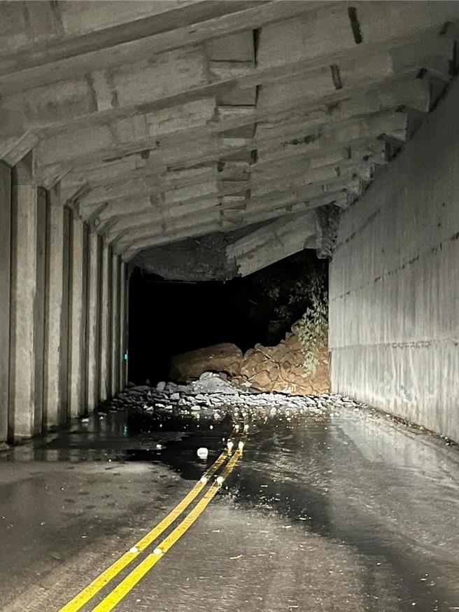 嘉义县阿里山乡台18线、70.2K明隧道今(29日)清晨5点40分传出遭巨大落石砸毁，交通中断。（读者提供／吕妍庭嘉义传真）