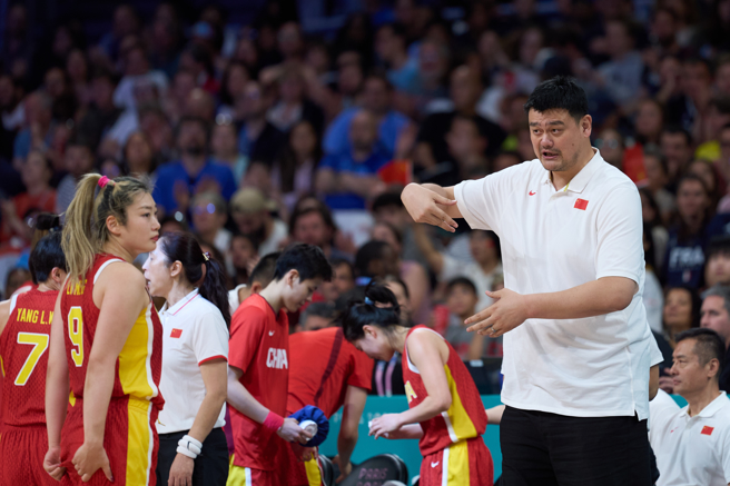 巴黎奥运中国女篮对决西班牙女篮，中国篮球协会主席姚明（右）到场观赛。（新华社）
