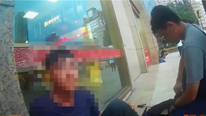 员警在台北车站逮捕22岁邱姓车手。（翻摄画面）