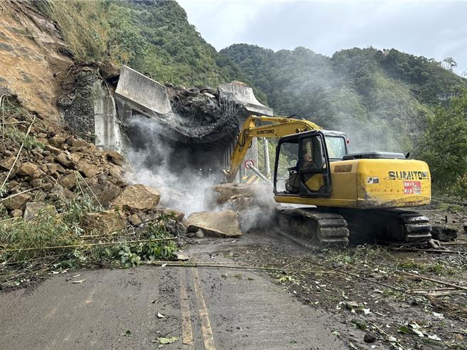 嘉义县阿里山乡台18线、70.2K明隧道今(29日)清晨5点40分因上方边坡坍塌，隧道遭巨大落石砸中，工程单位全力抢通中。（阿里山工务段提供∕吕妍庭嘉义传真）