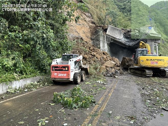 嘉义县阿里山乡台18线、70.2K明隧道今(29日)清晨5点40分因上方边坡坍塌，隧道遭巨大落石砸中，工程单位全力抢通中。（阿里山工务段提供∕吕妍庭嘉义传真）