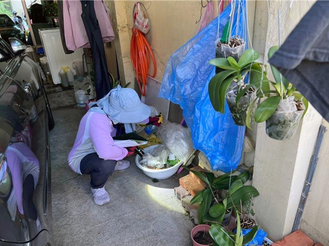 台南市永康区出现今年第1例屈公病境外移入确诊病例，市府登革热防治中心呼吁民眾加强「巡、倒、清、刷」，并彻底清除积水容器，防止病媒蚊孳生。（卫生局提供／洪荣志台南传真）