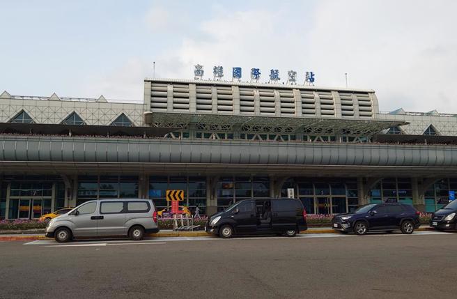 小港机场昨晚疑遭无人机干扰，影响4航班起降，所幸经调查后研判为误报，让最后一班起飞的澳门航空赶在宵禁前起飞。（任义宇摄）