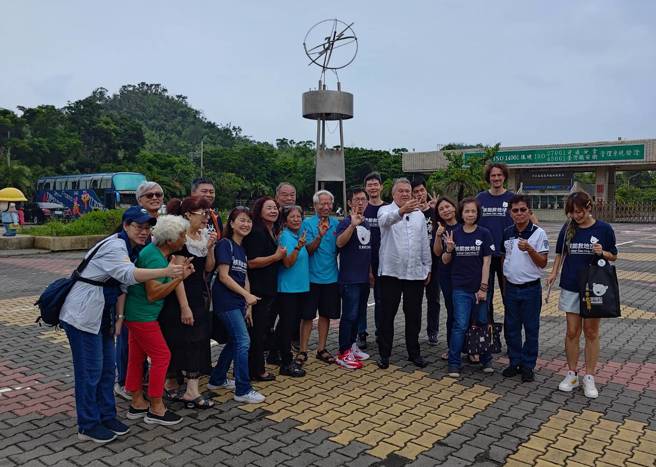 7月26日，菲律賓國會議員馬克‧柯尤安哥(Mark Cojuangco)前往核三廠前廣場見證1號機最後一天，附近居民也前來致意，表態支持核三的看法。(江飛宇/攝)