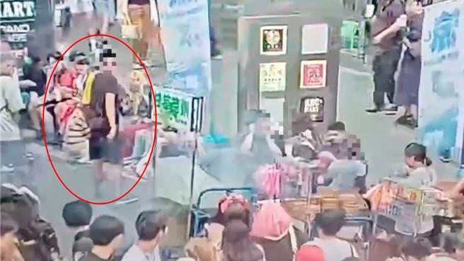 黑衣男丢鞭炮一旁路人惊吓走避。（翻摄画面）