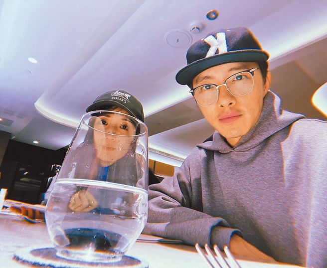 坤达与柯佳嬿结婚多年感情稳定。（图／翻摄自坤达脸书）