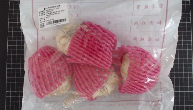 衛生局針對網路電商平台販售的生鮮蔬果及食用鹽類食品進行網購抽驗，29日公布檢驗結果，共計抽驗30件產品，其中有6件不合格，不合格率共計20％。圖為百合根。（翻攝自台北市衛生局官網）