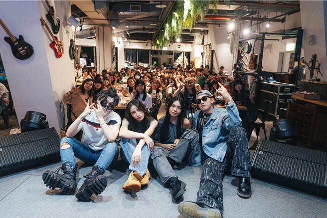 KAXA与嘉宾合照。左起吴昱廷、Kai、Lexa、高有翔。(滚石唱片提供)