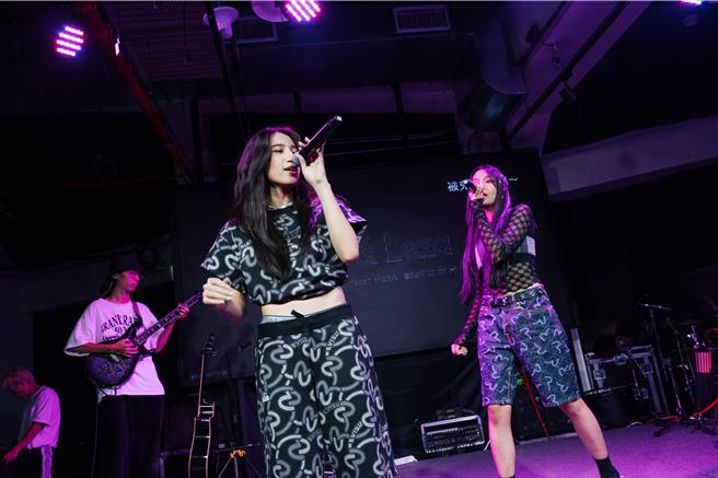 KAXA由Kaį(左)、Lexa组成，唱跳实力兼具。(滚石唱片提供)