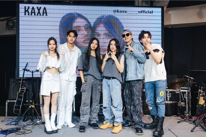 KAXA专访由「国民兄妹」Anita和Ivan暖场，师兄吴昱廷和高有翔站台助阵。(滚石唱片提供)