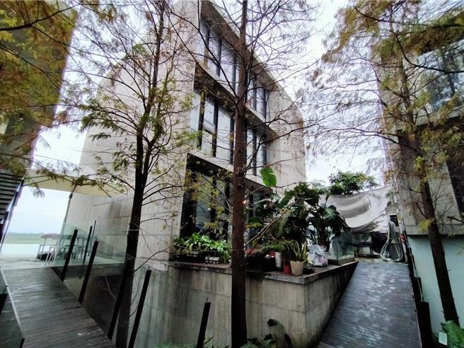 法务部行政执行署宜兰分署联合拍卖会8月6日上午10时，将拍卖百万宾士车及多件不动产物件。（法务部行政执行署宜兰分署提供／吴佩蓉宜兰传真）