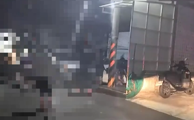 林男遭堂哥們圍毆、丟信號彈示威。（翻攝畫面）