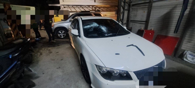 林男不滿堂哥家的車輛亂停，憤而持球棒砸車。（葉庭欣/翻攝）