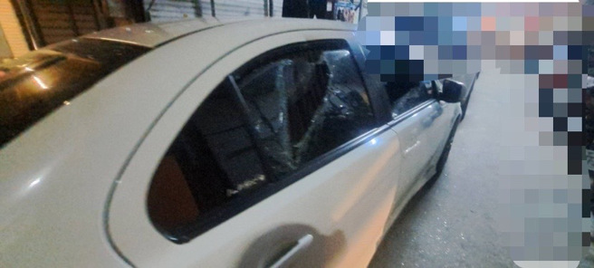 林男不滿堂哥家的車輛亂停，憤而持球棒砸車。（葉庭欣/翻攝）