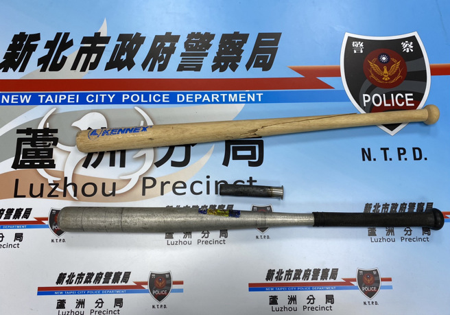 警方查扣棒球棍及信號彈等證物。（葉庭欣/翻攝）
