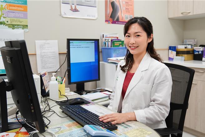 中醫大新竹附醫家醫科醫師莊凱婷表示，吸菸族群越趨年輕化，民眾可以善用專業戒菸資源，儘早戒菸，可大幅提升戒菸成功率。（羅浚濱攝）