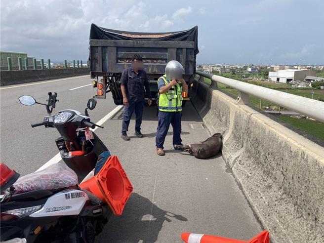 眾人協力抓毛豬。（民眾提供／李京昇苗栗傳真）