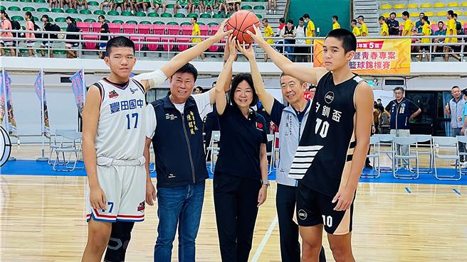 台東縣警察局長梁東山（右二）、台東縣教育處長蔡美瑤（中）、台東市長陳銘風（左二）共同開球。（蕭嘉蕙攝）