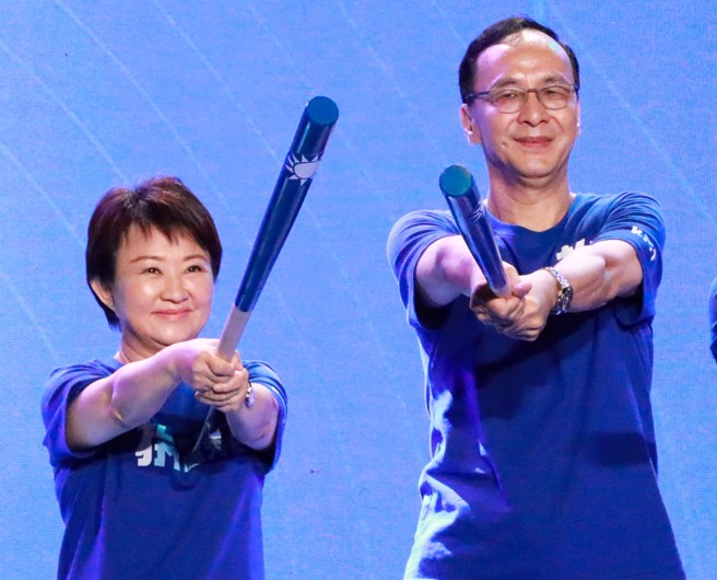 台中市長盧秀燕（左）近來動作頻頻，被認為有意角逐國民黨下屆黨主席；而有消息人士指出，現任黨魁朱立倫（右）還未決定是否爭取連任。（中時資料照／謝家瑀攝）