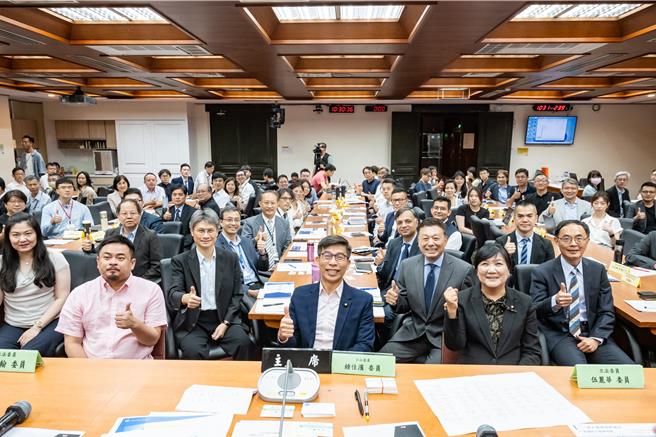 民進黨立委立法委員鍾佳濱、伍麗華、何欣純、洪申翰今（29）日舉辦「台灣航太產業走向國際的現在與未來」公聽會。（鍾佳濱辦公室提供／楊亞璇台北傳真）