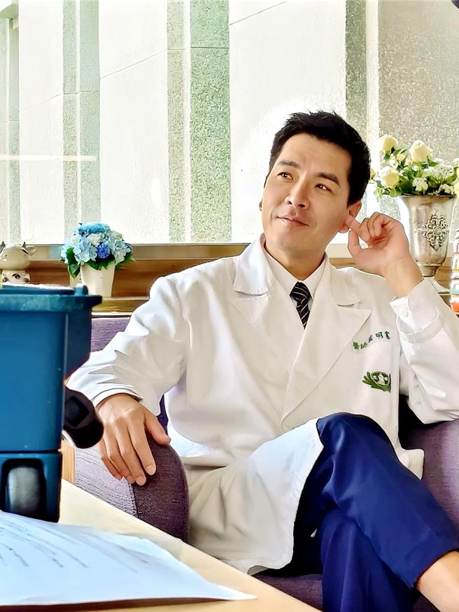王傳一在新劇《在光裏的人》飾演葉明憲醫師。（桃影提供）