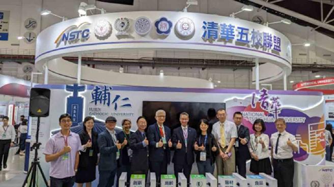 清大高為元校長(中) 及 輔大謝邦昌副校長(中左)帶領展出團隊。（圖／清大）