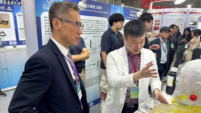 清大高為元校長在巡視展場看研發成果。（圖／清大）