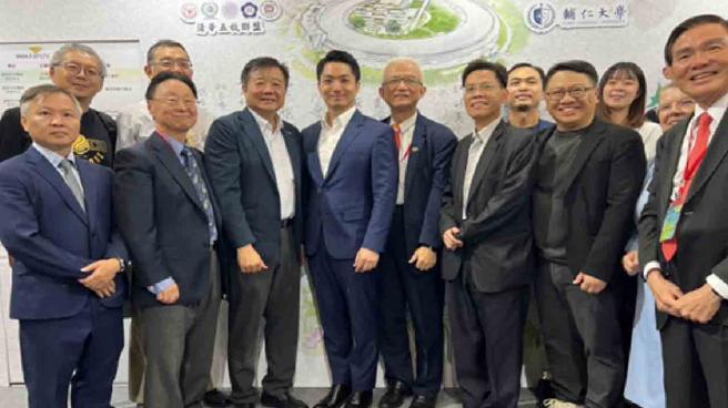 蔣萬安市長(中)蒞臨清華五校展場指導。（圖／清大）