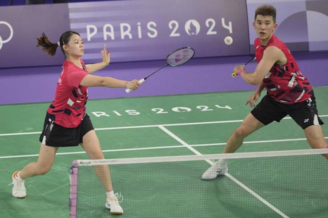 宝岛羽球混双李佳馨（左）、叶宏蔚不敌日本对手，以2连败结束巴黎奥运之旅。（美联社）