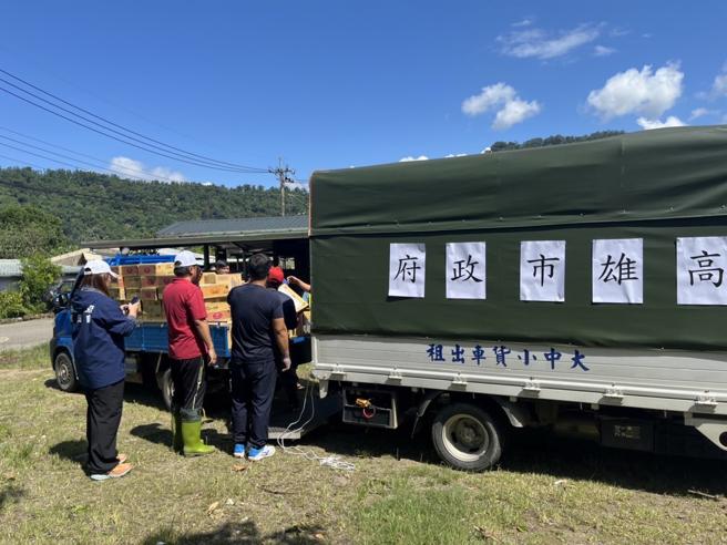 阿布斯主委攜物資與那瑪夏部落青年於茶山會合，一同挺進那瑪夏。（圖／高雄市原住民委員會）