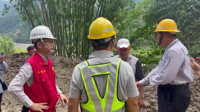 郭添貴祕書長、阿布斯主委、那瑪夏區孔賢傑區長、台電人員及三工處視察高134線6.1-6.4k道路崩塌處。（圖／高雄市原住民委員會）