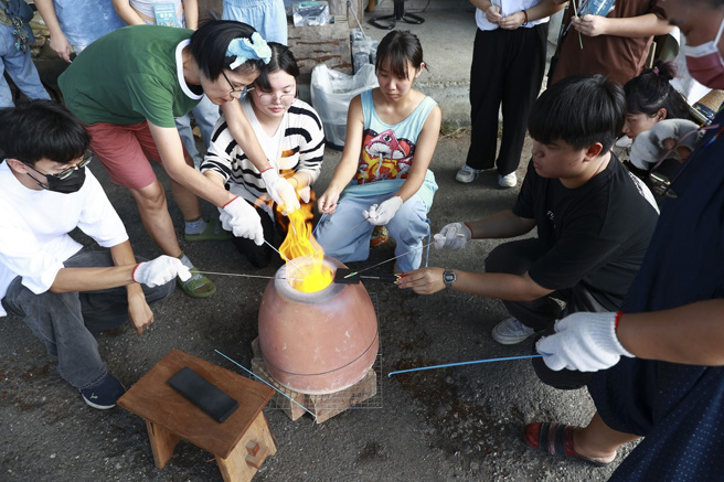 於臺東糖廠文創園進行在地藝術工坊體驗：東海岸琉璃珠創作。(照片/教育部提供)