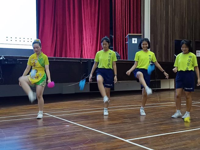 今年訪問團由弘道國中（跳繩隊）、西園國小（踢毽隊）和吳興校友（扯鈴隊）的28位學生組成訪問團。(照片/臺北市政府教育局提供)