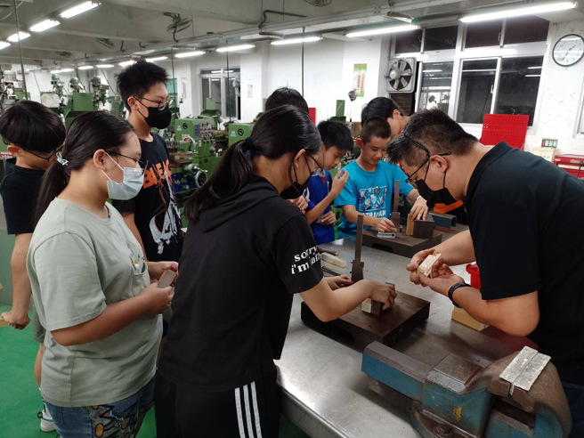 瑞芳高工造型雕刻杯墊與透明手機架。(照片/新北市政府教育局提供)