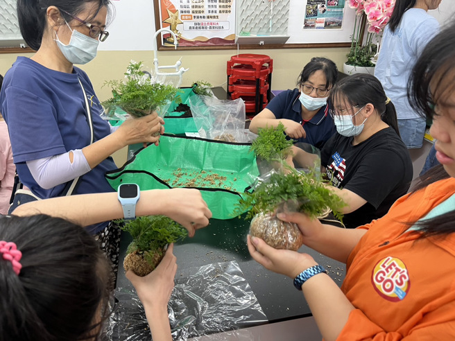 莊敬高職農業群-花花世界好好玩：乾燥花束包裝與療癒苔球。(照片/新北市政府教育局提供)