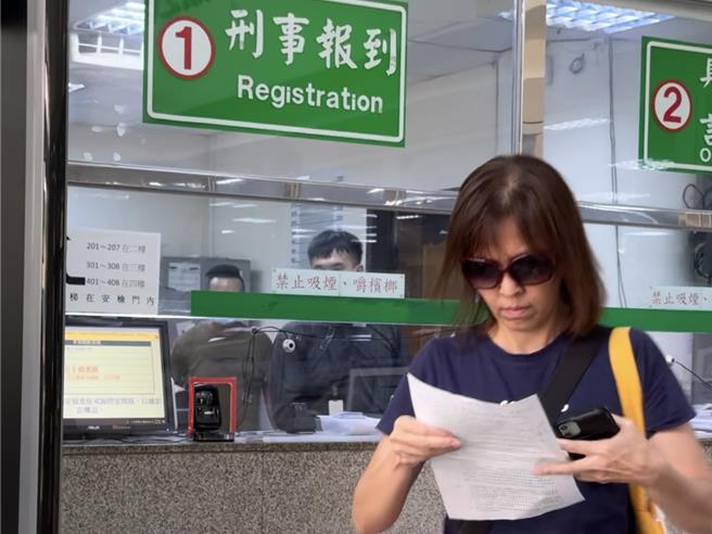 女子曹小均日前因指摘艺人徐乃麟涉《刑法》偽造有价证券罪，被反告诬告、偽证跃上新闻版面。曹小均今（29）日再因另卷诈骗案件到新北地检署开庭，面对媒体追问仅冷回「这案件与徐乃麟无关」。（柯毓庭摄）