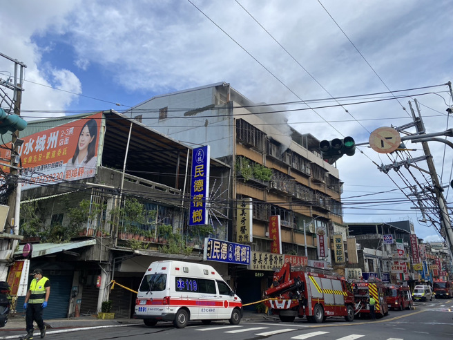 泰山公寓頂加6樓發生火警，民眾報案表示是行動電源起火。（翻攝畫面）