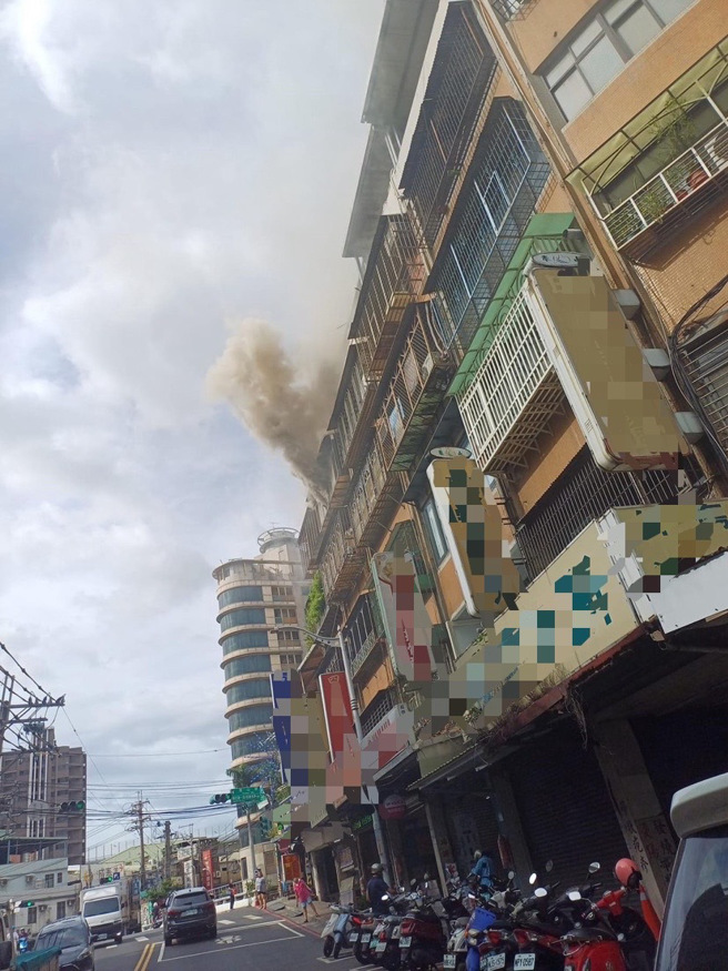 泰山公寓頂加6樓發生火警，民眾報案表示是行動電源起火。（翻攝畫面）