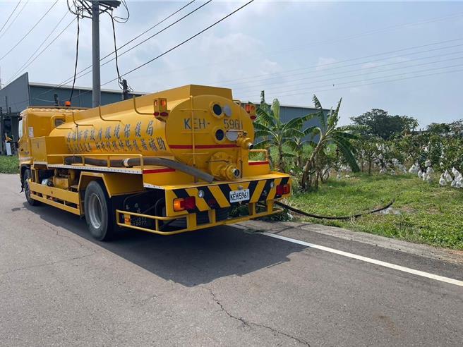 高市府环保局自2016年起推动畜牧废水资源化政策，核准172家畜牧场废水厌氧发酵处理后的沼液施灌农地，每年可减少约25.8万吨畜牧废水排入河川。（高市府环保局提供／洪浩轩高雄传真）