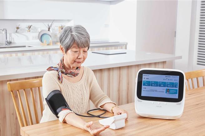 ASUS HealthHub内建直觉UI，具备超大字体与清晰画面，操作方便简单，长辈主动且乐于使用，亲友们更加放心。图/华硕堤供