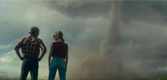 災難電影《龍捲風暴》現正在台熱映中。（華納兄弟提供）