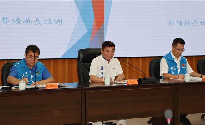 苗栗县长锺东锦主持道安会议。（李京升摄）