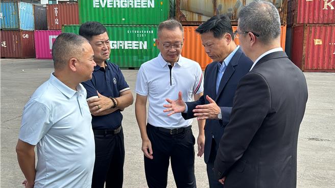 「0214金門事件」協商明日當場，雙方代表今天下午至料羅碼頭場勘，海巡署副署長謝慶欽(右二)向陸方代表說明細節，互動看似良好。(于家麒攝)