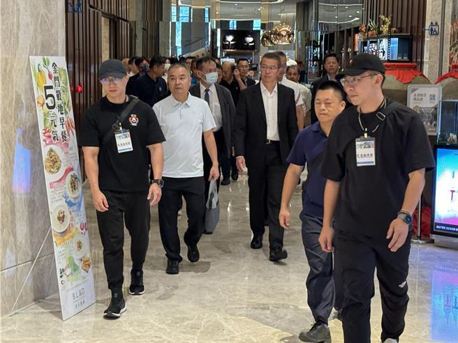 「0214金門事件」雙方協商代表也至金湖飯店完成會談場地場勘，隨即又趕往公祭場地現勘。(于家麒攝)