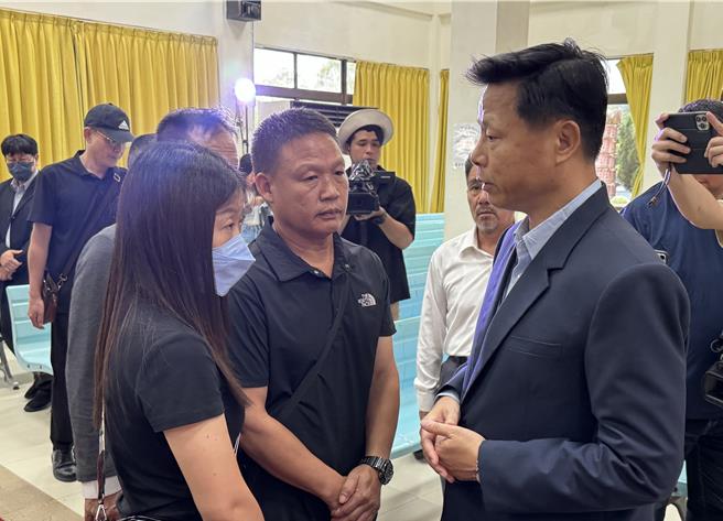 「0214金門事件」雙方協商代表至金門殯葬所公祭場地會勘，海巡署副署長謝慶欽(右)向兩位罹難漁民家屬說明細節。(于家麒攝)