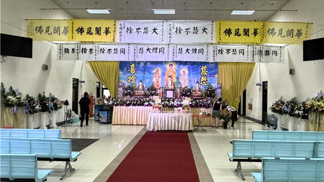 「0214金門事件」兩位罹難漁民明天上午將在金門殯葬所懷恩廳進行公祭，現場正緊鑼密鼓進行布置。(于家麒攝)