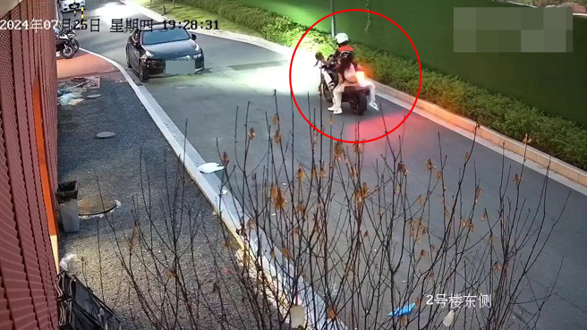 年轻女子在乘坐男性友人的重机出游时，不幸发生意外。（翻摄微博）