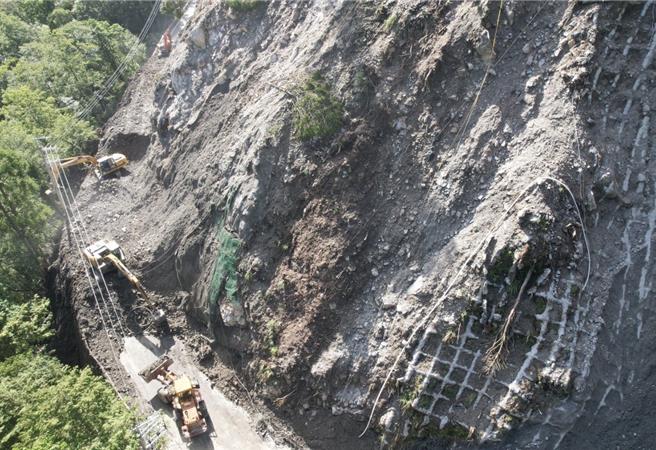 中横公路台7甲线36.6K至36.8K南山米摩登坍方阻断，原定明日抢通，将延至8月2日下午5时抢通。（公路局提供／吴佩蓉宜兰传真）