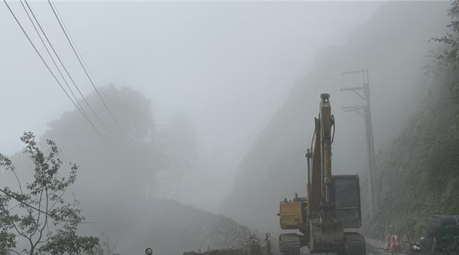 中横公路台7甲线36.6K至36.8K南山米摩登坍方阻断，原定明日抢通，将延至8月2日下午5时抢通。（公路局提供／吴佩蓉宜兰传真）
